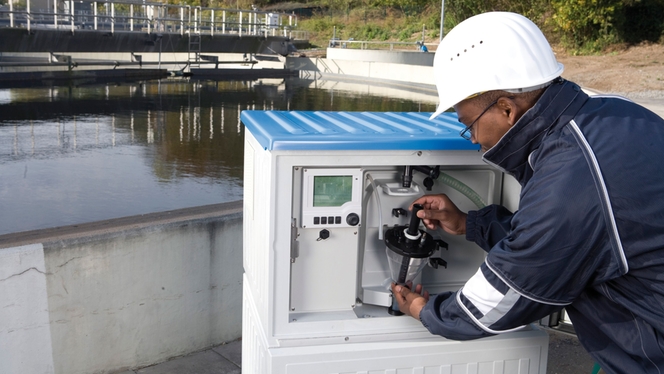 水および廃水サンプリング用の自動採水器 | Endress+Hauser